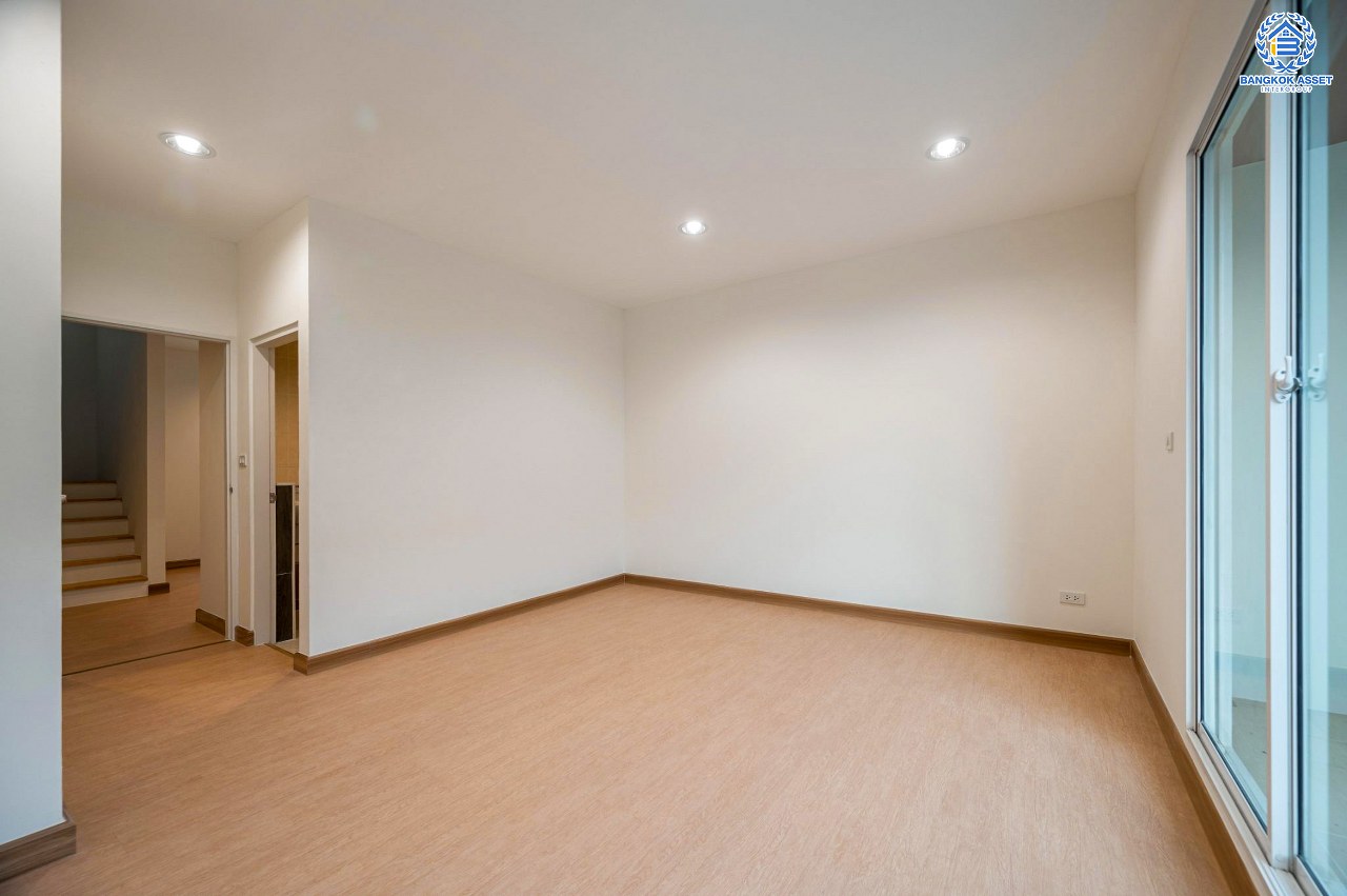 บ้านมือสองตกแต่งใหม่ ทำเลใจกลางเมือง โครงการ บ้านกลางเมือง ลาดพร้าว87 ทาวน์โฮม 3 ชั้น เนื้อที่ 20 ตร.ว. ฟังก์ชัน 3 ห้องนอน 3 ห้องน้ำ จอดรถได้ 2 คัน เชื่อมต่อทั้งถนนเกษตร-นวมินทร์, ลาดพร้าว, รัชโยธินฯ ใกล้ทางด่วนรามอินทรา และรถไฟฟ้าสายสีเหลือง "สถานีลาดพร้าว 83"