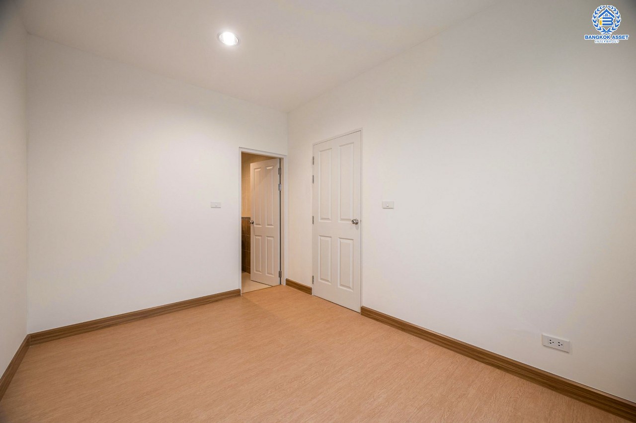 บ้านมือสองตกแต่งใหม่ ทำเลใจกลางเมือง โครงการ บ้านกลางเมือง ลาดพร้าว87 ทาวน์โฮม 3 ชั้น เนื้อที่ 20 ตร.ว. ฟังก์ชัน 3 ห้องนอน 3 ห้องน้ำ จอดรถได้ 2 คัน เชื่อมต่อทั้งถนนเกษตร-นวมินทร์, ลาดพร้าว, รัชโยธินฯ ใกล้ทางด่วนรามอินทรา และรถไฟฟ้าสายสีเหลือง "สถานีลาดพร้าว 83"