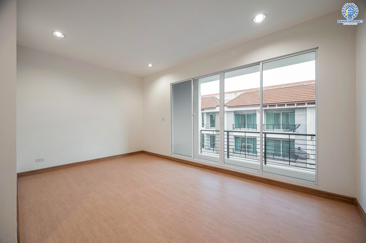 บ้านมือสองตกแต่งใหม่ ทำเลใจกลางเมือง โครงการ บ้านกลางเมือง ลาดพร้าว87 ทาวน์โฮม 3 ชั้น เนื้อที่ 20 ตร.ว. ฟังก์ชัน 3 ห้องนอน 3 ห้องน้ำ จอดรถได้ 2 คัน เชื่อมต่อทั้งถนนเกษตร-นวมินทร์, ลาดพร้าว, รัชโยธินฯ ใกล้ทางด่วนรามอินทรา และรถไฟฟ้าสายสีเหลือง "สถานีลาดพร้าว 83"