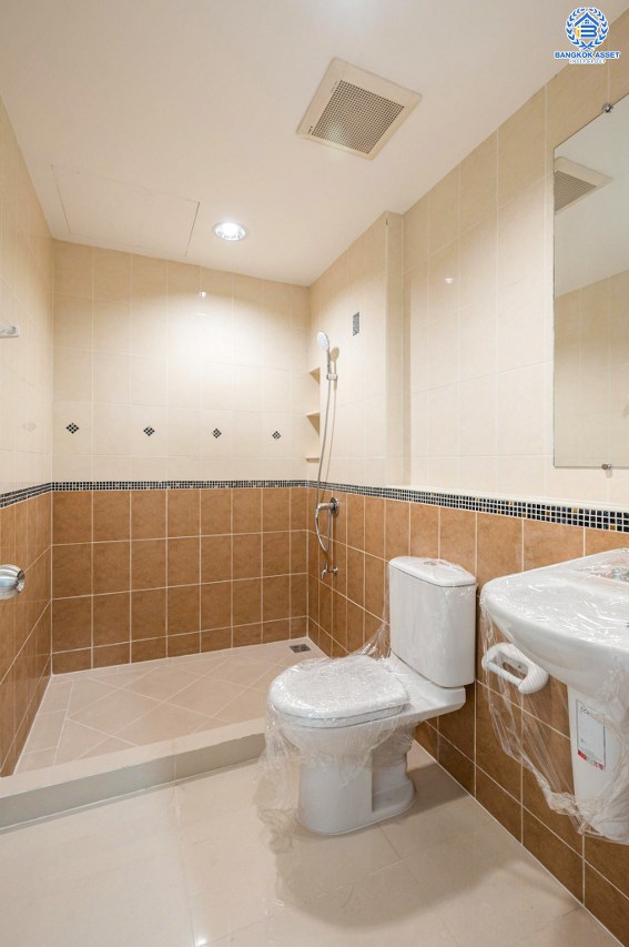 บ้านมือสองตกแต่งใหม่ ทำเลใจกลางเมือง โครงการ บ้านกลางเมือง ลาดพร้าว87 ทาวน์โฮม 3 ชั้น เนื้อที่ 20 ตร.ว. ฟังก์ชัน 3 ห้องนอน 3 ห้องน้ำ จอดรถได้ 2 คัน เชื่อมต่อทั้งถนนเกษตร-นวมินทร์, ลาดพร้าว, รัชโยธินฯ ใกล้ทางด่วนรามอินทรา และรถไฟฟ้าสายสีเหลือง "สถานีลาดพร้าว 83"