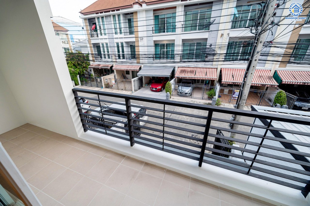 บ้านมือสองตกแต่งใหม่ ทำเลใจกลางเมือง โครงการ บ้านกลางเมือง ลาดพร้าว87 ทาวน์โฮม 3 ชั้น เนื้อที่ 20 ตร.ว. ฟังก์ชัน 3 ห้องนอน 3 ห้องน้ำ จอดรถได้ 2 คัน เชื่อมต่อทั้งถนนเกษตร-นวมินทร์, ลาดพร้าว, รัชโยธินฯ ใกล้ทางด่วนรามอินทรา และรถไฟฟ้าสายสีเหลือง "สถานีลาดพร้าว 83"