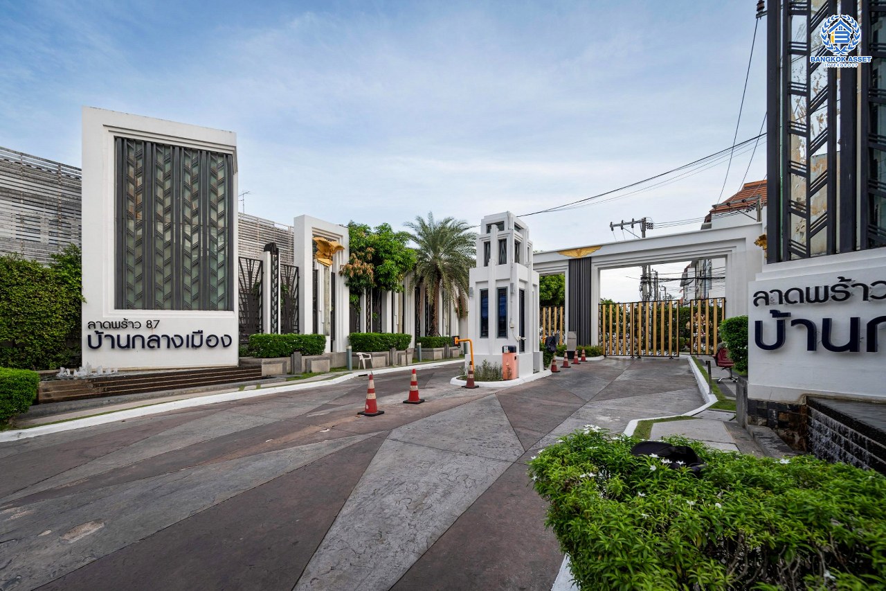 บ้านมือสองตกแต่งใหม่ ทำเลใจกลางเมือง โครงการ บ้านกลางเมือง ลาดพร้าว87 ทาวน์โฮม 3 ชั้น เนื้อที่ 20 ตร.ว. ฟังก์ชัน 3 ห้องนอน 3 ห้องน้ำ จอดรถได้ 2 คัน เชื่อมต่อทั้งถนนเกษตร-นวมินทร์, ลาดพร้าว, รัชโยธินฯ ใกล้ทางด่วนรามอินทรา และรถไฟฟ้าสายสีเหลือง "สถานีลาดพร้าว 83"