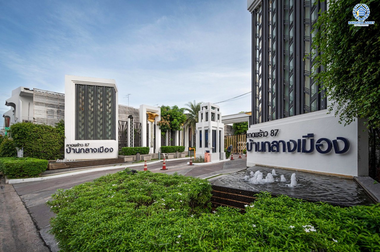 บ้านมือสองตกแต่งใหม่ ทำเลใจกลางเมือง โครงการ บ้านกลางเมือง ลาดพร้าว87 ทาวน์โฮม 3 ชั้น เนื้อที่ 20 ตร.ว. ฟังก์ชัน 3 ห้องนอน 3 ห้องน้ำ จอดรถได้ 2 คัน เชื่อมต่อทั้งถนนเกษตร-นวมินทร์, ลาดพร้าว, รัชโยธินฯ ใกล้ทางด่วนรามอินทรา และรถไฟฟ้าสายสีเหลือง "สถานีลาดพร้าว 83"