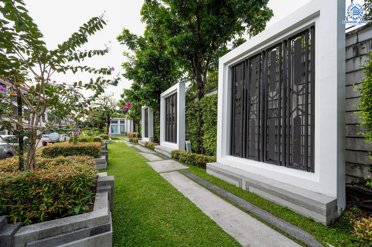 บ้านมือสองตกแต่งใหม่ ทำเลใจกลางเมือง โครงการ บ้านกลางเมือง ลาดพร้าว87 ทาวน์โฮม 3 ชั้น เนื้อที่ 20 ตร.ว. ฟังก์ชัน 3 ห้องนอน 3 ห้องน้ำ จอดรถได้ 2 คัน เชื่อมต่อทั้งถนนเกษตร-นวมินทร์, ลาดพร้าว, รัชโยธินฯ ใกล้ทางด่วนรามอินทรา และรถไฟฟ้าสายสีเหลือง "สถานีลาดพร้าว 83"