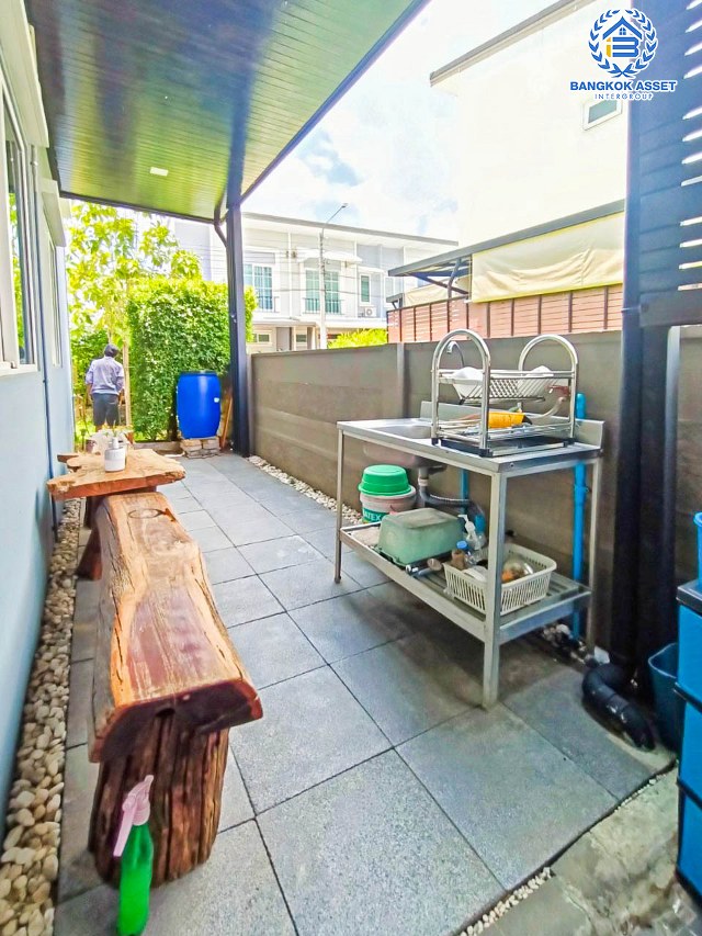 *****ทาวน์เฮ้าส์มือสองนนทบุรี โครงการ คาซ่าวอเตอร์ไซด์ นครอินทร์ เนื้อที่กว้าง 24.3 ตร.ว. ฟังก์ชัน 3 ห้องนอน 2 ห้องน้ำ 2 ที่จอดรถ แถมฟรี! 2 เครื่องปรับอากาศ 2 เครื่องทำน้ำอุ่น บนทำเลแห่งการเดินทาง เชื่อมต่อถนนนครอินทร์, ถนนราชพฤกษ์ ใกล้รถไฟฟ้าสายสีม่วง "สถานีแยกติวานนท์" และจุดขึ้นทางด่วน "ศรีรัช"