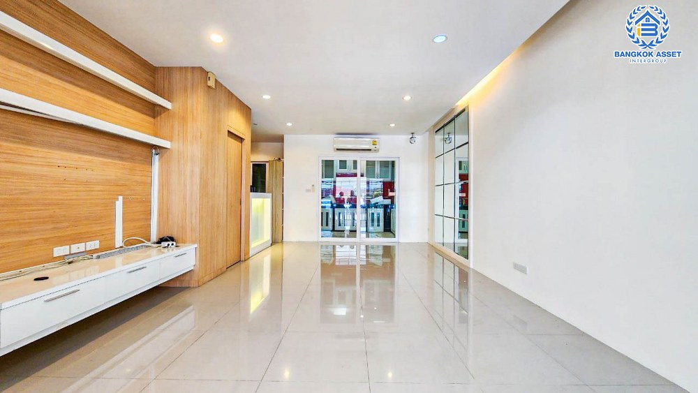 *****ทาวน์โฮม 3 ชั้นมือสอง โครงการ The Exclusive อ่อนนุช เนื้อที่ 20.60 ตร.ว. ฟังก์ชัน 4 ห้องนอน 3 ห้องน้ำ 2 ที่จอดรถ บ้านสภาพดีเยี่ยม ตกแต่งสไตล์โมเดิร์น พร้อมอยู่ บนทำใจกลางเมือง เดินทางสะดวก เชื่อมต่อถนนอ่อนนุช ถนนศรีนครินทร์ ใกล้รถไฟฟ้าสายสีเหลือง "สถานีศรีนุช"