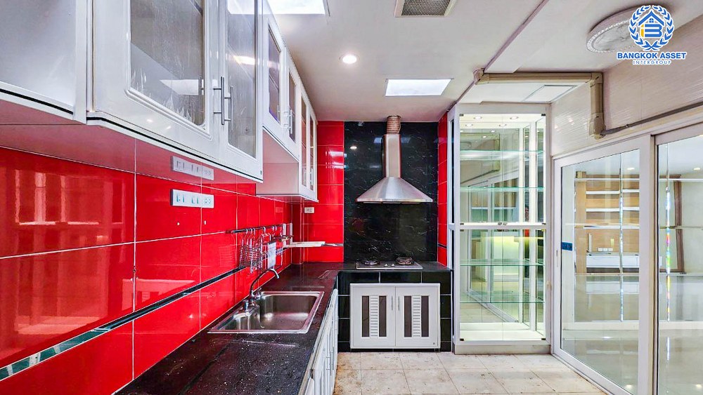 *****ทาวน์โฮม 3 ชั้นมือสอง โครงการ The Exclusive อ่อนนุช เนื้อที่ 20.60 ตร.ว. ฟังก์ชัน 4 ห้องนอน 3 ห้องน้ำ 2 ที่จอดรถ บ้านสภาพดีเยี่ยม ตกแต่งสไตล์โมเดิร์น พร้อมอยู่ บนทำใจกลางเมือง เดินทางสะดวก เชื่อมต่อถนนอ่อนนุช ถนนศรีนครินทร์ ใกล้รถไฟฟ้าสายสีเหลือง "สถานีศรีนุช"