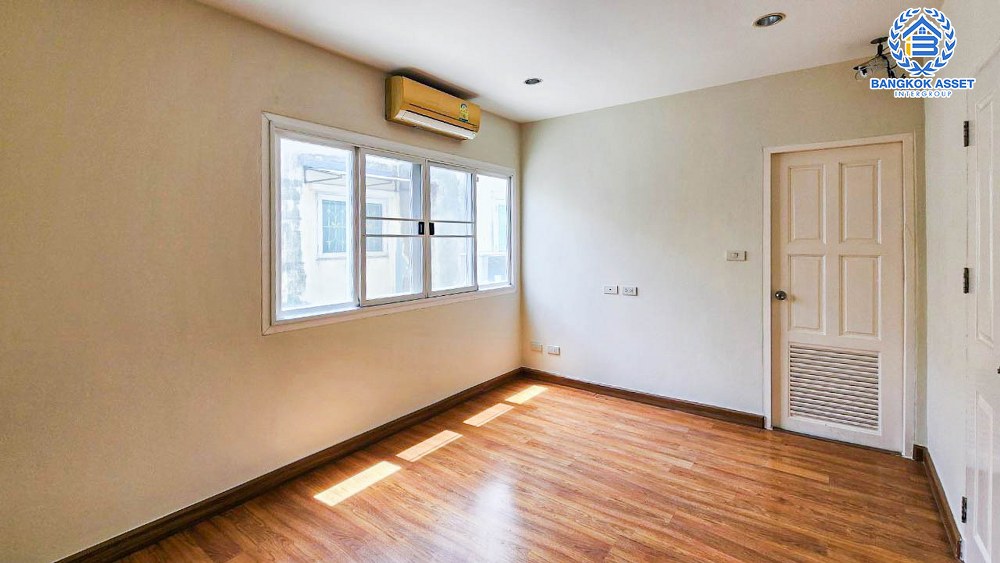 *****ทาวน์โฮม 3 ชั้นมือสอง โครงการ The Exclusive อ่อนนุช เนื้อที่ 20.60 ตร.ว. ฟังก์ชัน 4 ห้องนอน 3 ห้องน้ำ 2 ที่จอดรถ บ้านสภาพดีเยี่ยม ตกแต่งสไตล์โมเดิร์น พร้อมอยู่ บนทำใจกลางเมือง เดินทางสะดวก เชื่อมต่อถนนอ่อนนุช ถนนศรีนครินทร์ ใกล้รถไฟฟ้าสายสีเหลือง "สถานีศรีนุช"