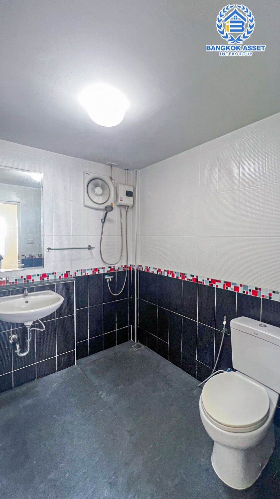 *****ทาวน์โฮม 3 ชั้นมือสอง โครงการ The Exclusive อ่อนนุช เนื้อที่ 20.60 ตร.ว. ฟังก์ชัน 4 ห้องนอน 3 ห้องน้ำ 2 ที่จอดรถ บ้านสภาพดีเยี่ยม ตกแต่งสไตล์โมเดิร์น พร้อมอยู่ บนทำใจกลางเมือง เดินทางสะดวก เชื่อมต่อถนนอ่อนนุช ถนนศรีนครินทร์ ใกล้รถไฟฟ้าสายสีเหลือง "สถานีศรีนุช"