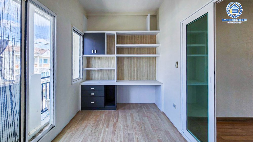 *****ทาวน์โฮม 3 ชั้นมือสอง โครงการ The Exclusive อ่อนนุช เนื้อที่ 20.60 ตร.ว. ฟังก์ชัน 4 ห้องนอน 3 ห้องน้ำ 2 ที่จอดรถ บ้านสภาพดีเยี่ยม ตกแต่งสไตล์โมเดิร์น พร้อมอยู่ บนทำใจกลางเมือง เดินทางสะดวก เชื่อมต่อถนนอ่อนนุช ถนนศรีนครินทร์ ใกล้รถไฟฟ้าสายสีเหลือง "สถานีศรีนุช"