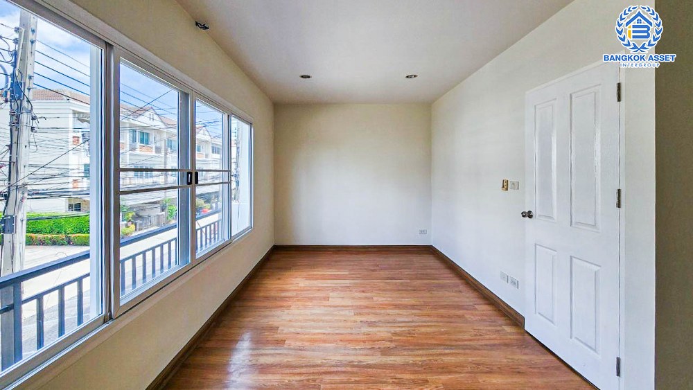 *****ทาวน์โฮม 3 ชั้นมือสอง โครงการ The Exclusive อ่อนนุช เนื้อที่ 20.60 ตร.ว. ฟังก์ชัน 4 ห้องนอน 3 ห้องน้ำ 2 ที่จอดรถ บ้านสภาพดีเยี่ยม ตกแต่งสไตล์โมเดิร์น พร้อมอยู่ บนทำใจกลางเมือง เดินทางสะดวก เชื่อมต่อถนนอ่อนนุช ถนนศรีนครินทร์ ใกล้รถไฟฟ้าสายสีเหลือง "สถานีศรีนุช"