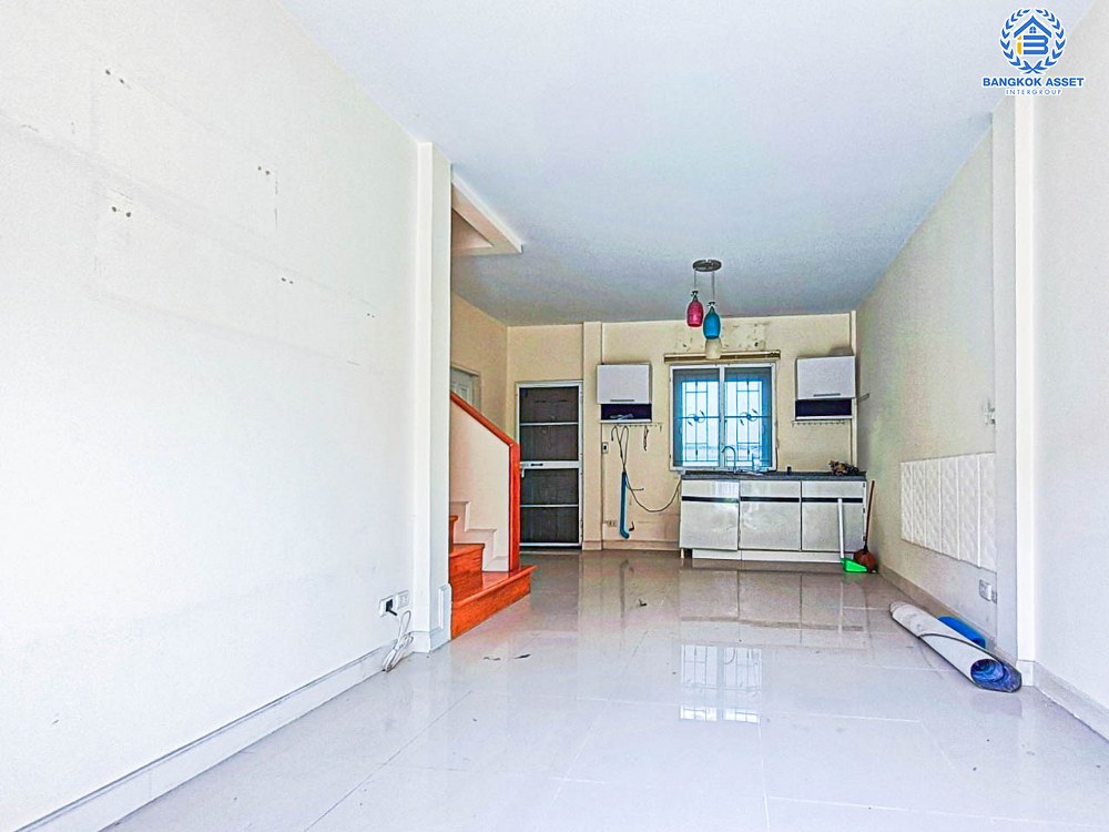 ทาวน์เฮ้าส์มือสองนนทบุรี โครงการ เดอะวิลล่า ท่าอิฐ เนื้อที่ 18 ตร.ว. ฟังก์ชัน 3 ห้องนอน 2 ห้องน้ำ 1 ที่จอดรถ แถมฟรี! 1 เครื่องปรับอากาศ 2 เครื่องทำน้ำอุ่น  บนทำเลดี เชื่อมต่อถนนรัตนาธิเบศร์ ใกล้รถไฟฟ้าสายสีม่วง "สถานีบางรักน้อยท่าอิฐ" และจุดขึ้นทางด่วน "ศรีรัช" จองเลย!