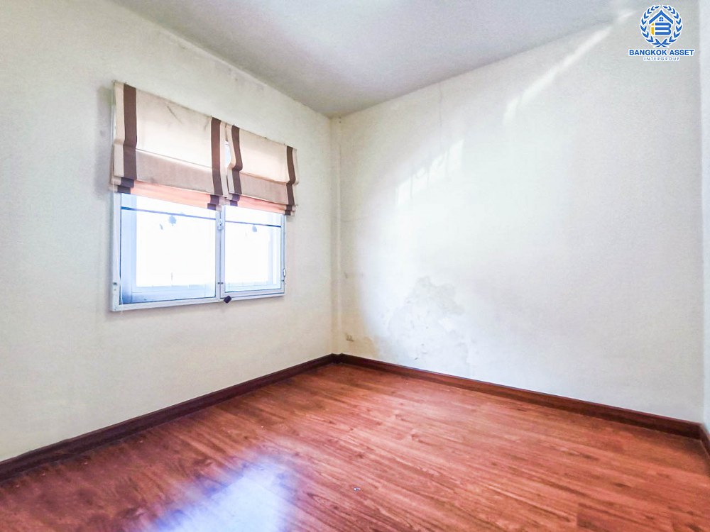 ทาวน์เฮ้าส์มือสองนนทบุรี โครงการ เดอะวิลล่า ท่าอิฐ เนื้อที่ 18 ตร.ว. ฟังก์ชัน 3 ห้องนอน 2 ห้องน้ำ 1 ที่จอดรถ แถมฟรี! 1 เครื่องปรับอากาศ 2 เครื่องทำน้ำอุ่น  บนทำเลดี เชื่อมต่อถนนรัตนาธิเบศร์ ใกล้รถไฟฟ้าสายสีม่วง "สถานีบางรักน้อยท่าอิฐ" และจุดขึ้นทางด่วน "ศรีรัช" จองเลย!