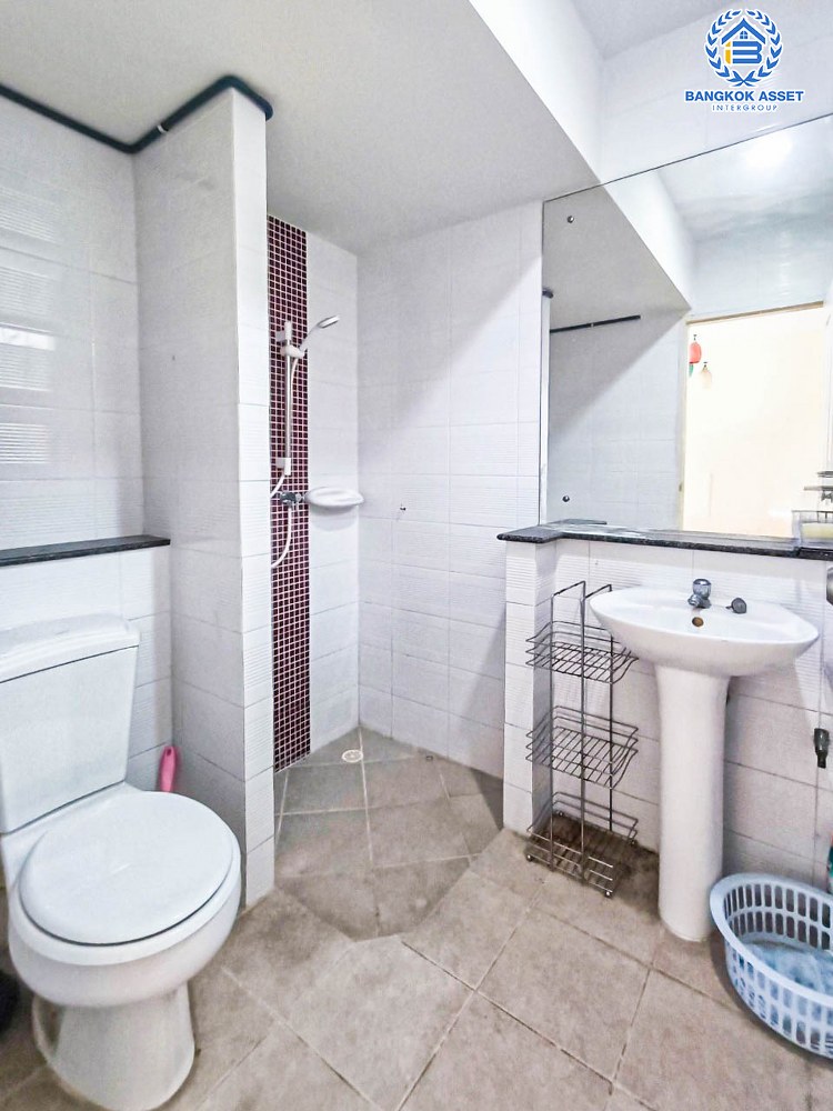 ทาวน์เฮ้าส์มือสองนนทบุรี โครงการ เดอะวิลล่า ท่าอิฐ เนื้อที่ 18 ตร.ว. ฟังก์ชัน 3 ห้องนอน 2 ห้องน้ำ 1 ที่จอดรถ แถมฟรี! 1 เครื่องปรับอากาศ 2 เครื่องทำน้ำอุ่น  บนทำเลดี เชื่อมต่อถนนรัตนาธิเบศร์ ใกล้รถไฟฟ้าสายสีม่วง "สถานีบางรักน้อยท่าอิฐ" และจุดขึ้นทางด่วน "ศรีรัช" จองเลย!