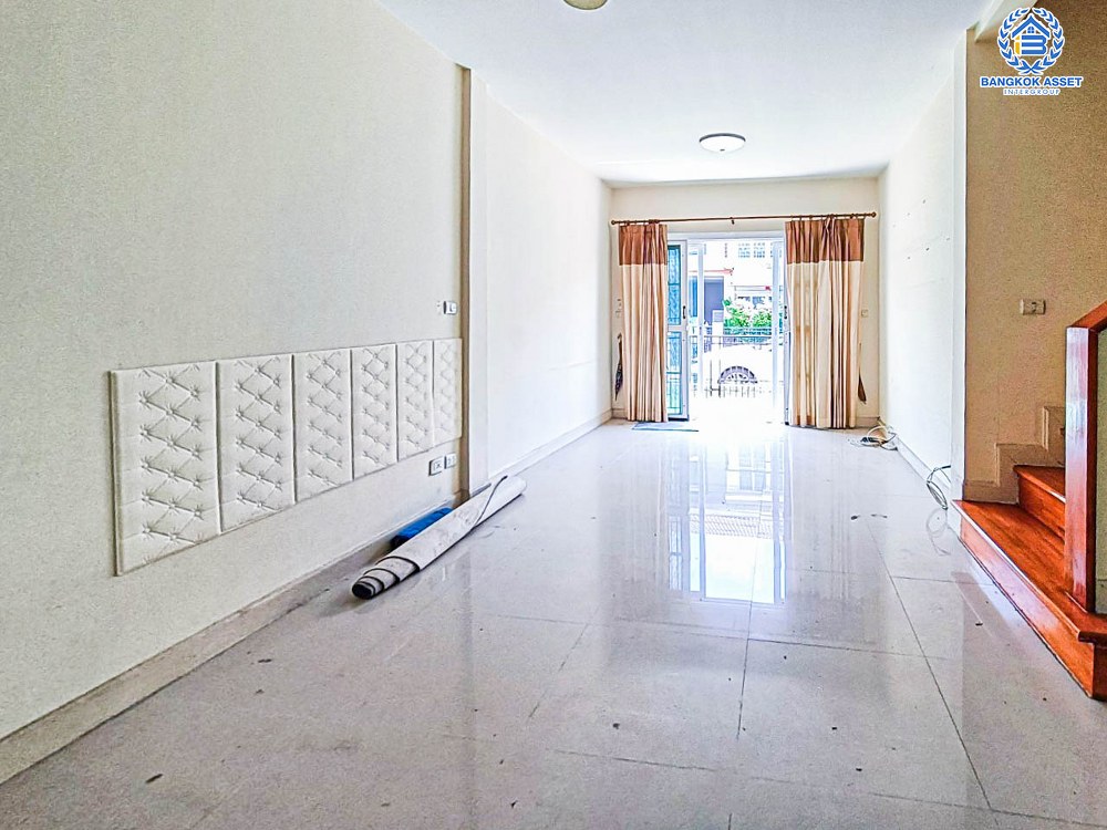 ทาวน์เฮ้าส์มือสองนนทบุรี โครงการ เดอะวิลล่า ท่าอิฐ เนื้อที่ 18 ตร.ว. ฟังก์ชัน 3 ห้องนอน 2 ห้องน้ำ 1 ที่จอดรถ แถมฟรี! 1 เครื่องปรับอากาศ 2 เครื่องทำน้ำอุ่น  บนทำเลดี เชื่อมต่อถนนรัตนาธิเบศร์ ใกล้รถไฟฟ้าสายสีม่วง "สถานีบางรักน้อยท่าอิฐ" และจุดขึ้นทางด่วน "ศรีรัช" จองเลย!