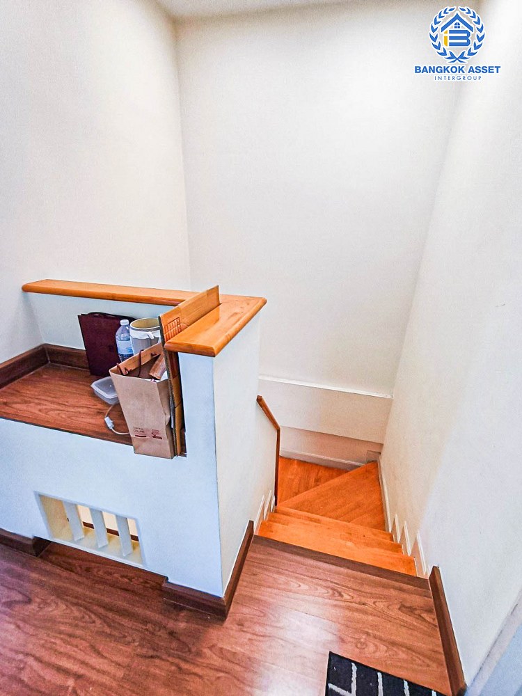 ทาวน์เฮ้าส์มือสองนนทบุรี โครงการ เดอะวิลล่า ท่าอิฐ เนื้อที่ 18 ตร.ว. ฟังก์ชัน 3 ห้องนอน 2 ห้องน้ำ 1 ที่จอดรถ แถมฟรี! 1 เครื่องปรับอากาศ 2 เครื่องทำน้ำอุ่น  บนทำเลดี เชื่อมต่อถนนรัตนาธิเบศร์ ใกล้รถไฟฟ้าสายสีม่วง "สถานีบางรักน้อยท่าอิฐ" และจุดขึ้นทางด่วน "ศรีรัช" จองเลย!