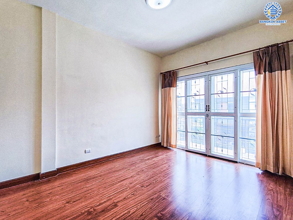 ทาวน์เฮ้าส์มือสองนนทบุรี โครงการ เดอะวิลล่า ท่าอิฐ เนื้อที่ 18 ตร.ว. ฟังก์ชัน 3 ห้องนอน 2 ห้องน้ำ 1 ที่จอดรถ แถมฟรี! 1 เครื่องปรับอากาศ 2 เครื่องทำน้ำอุ่น  บนทำเลดี เชื่อมต่อถนนรัตนาธิเบศร์ ใกล้รถไฟฟ้าสายสีม่วง "สถานีบางรักน้อยท่าอิฐ" และจุดขึ้นทางด่วน "ศรีรัช" จองเลย!