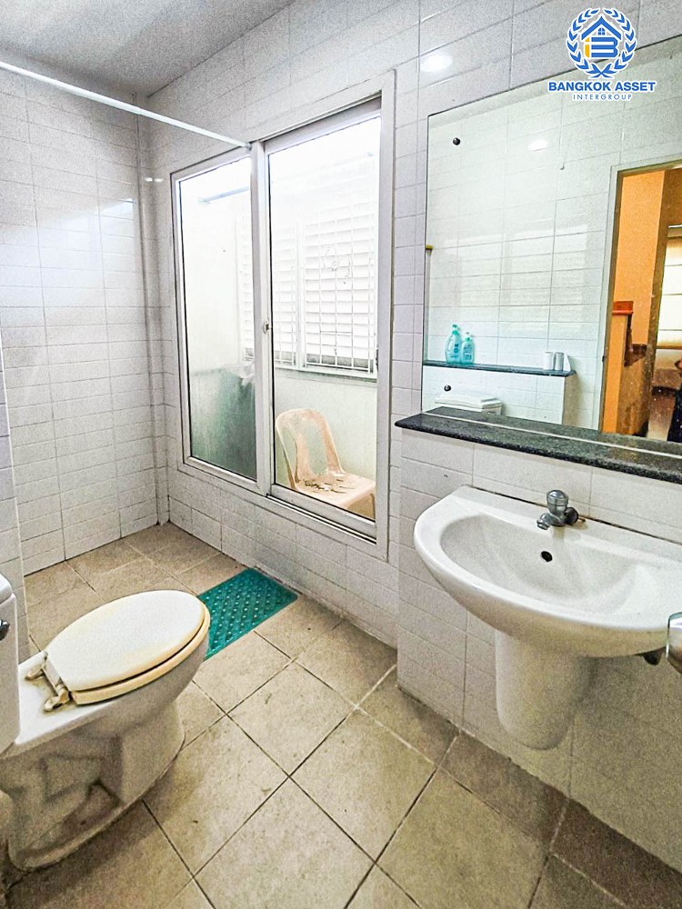 ทาวน์เฮ้าส์มือสองนนทบุรี โครงการ เดอะวิลล่า ท่าอิฐ เนื้อที่ 18 ตร.ว. ฟังก์ชัน 3 ห้องนอน 2 ห้องน้ำ 1 ที่จอดรถ แถมฟรี! 1 เครื่องปรับอากาศ 2 เครื่องทำน้ำอุ่น  บนทำเลดี เชื่อมต่อถนนรัตนาธิเบศร์ ใกล้รถไฟฟ้าสายสีม่วง "สถานีบางรักน้อยท่าอิฐ" และจุดขึ้นทางด่วน "ศรีรัช" จองเลย!