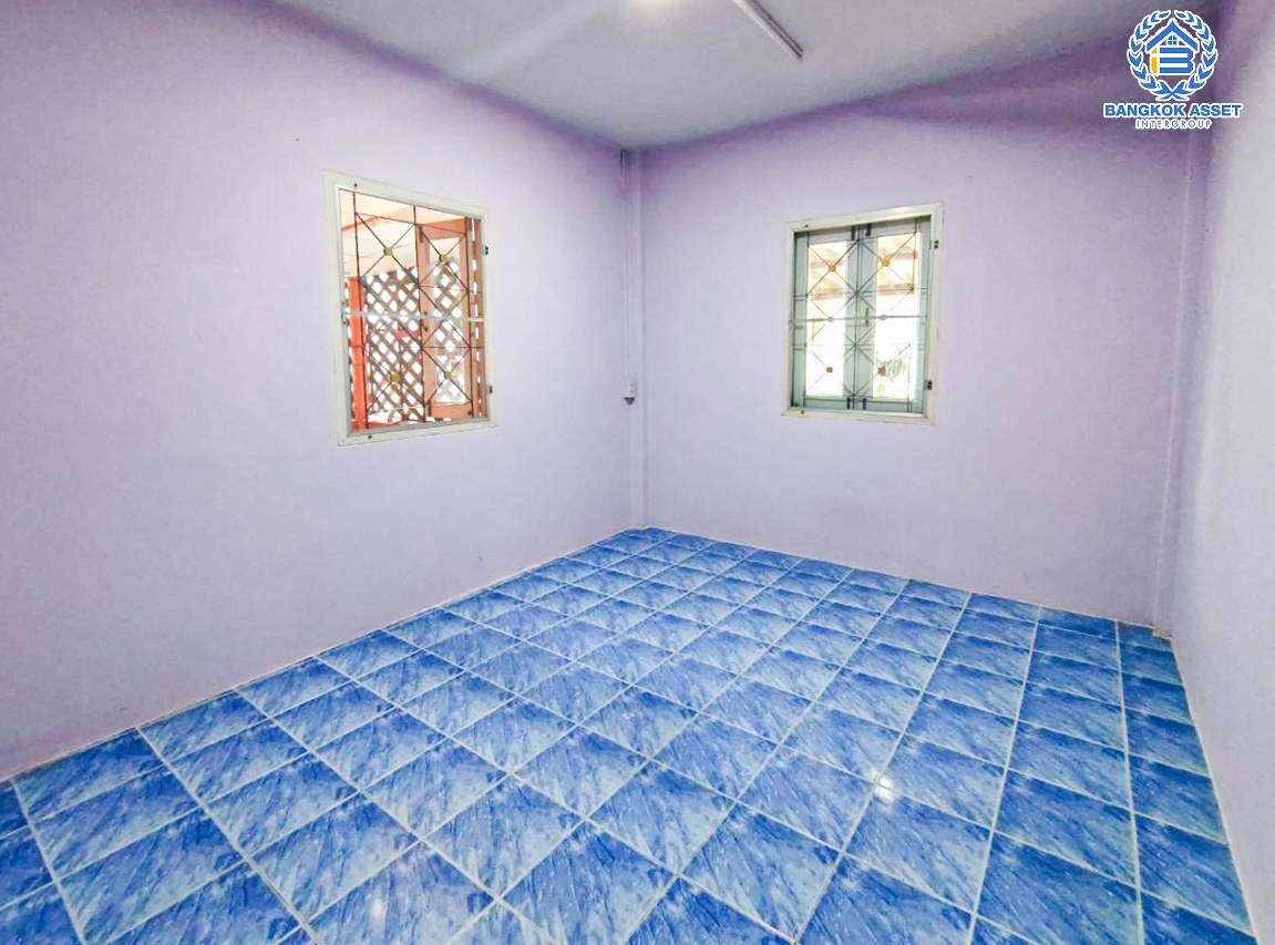 *****บ้านเดี่ยวชั้นเดียวมือสองนนทบุรี โครงการ อริสรา1 กาญจนาภิเษก เนื้อที่กว้างมากถึง 100 ตร.ว. ฟังก์ชัน 4 ห้องนอน 2 ห้องน้ำ 3 ที่จอดรถ บ้านเนื้อที่เยอะ บนทำเลแห่งการเดินทาง เชื่อมต่อถนนกาญจนาภิเษก ใกล้รถไฟฟ้าสายสีม่วง "สถานีบางพลู" ในราคาสุดคุ้ม!!