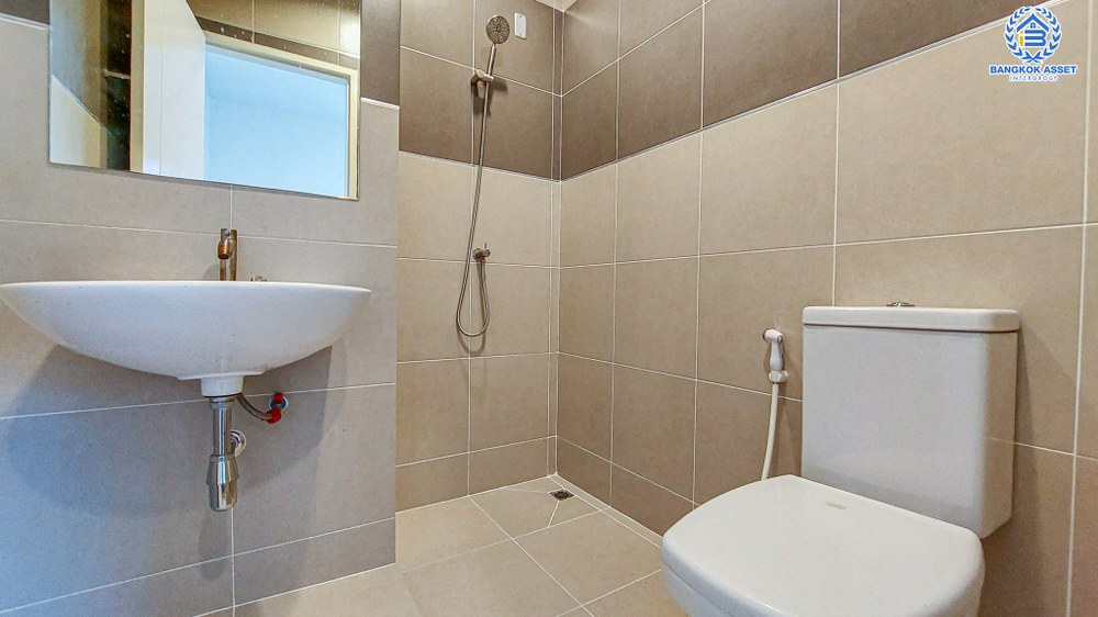 *****บ้านแฝดมือสอง โครงการ เดอะบาลานซ์ พุทธมณฑลสาย 5 เนื้อที่ 58.90 ตร.ว. ฟังก์ชัน 4 ห้องนอน 3 ห้องน้ำ 2 ที่จอดรถ บ้านสภาพดีเยี่ยม ให้ความรู้สึกเหมือนบ้านเดี่ยว บนทำเลเดินทางเข้า-ออกในเมืองสะดวก เชื่อมต่อถนนบรมราชชนนี ถนนพุทธมณฑลสาย5 ถนนเพชรเกษม จองเลย