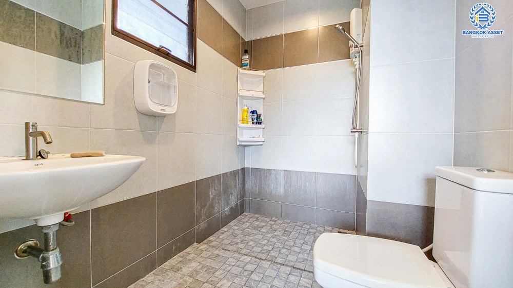 *****บ้านแฝดมือสอง โครงการ เดอะบาลานซ์ พุทธมณฑลสาย 5 เนื้อที่ 58.90 ตร.ว. ฟังก์ชัน 4 ห้องนอน 3 ห้องน้ำ 2 ที่จอดรถ บ้านสภาพดีเยี่ยม ให้ความรู้สึกเหมือนบ้านเดี่ยว บนทำเลเดินทางเข้า-ออกในเมืองสะดวก เชื่อมต่อถนนบรมราชชนนี ถนนพุทธมณฑลสาย5 ถนนเพชรเกษม จองเลย