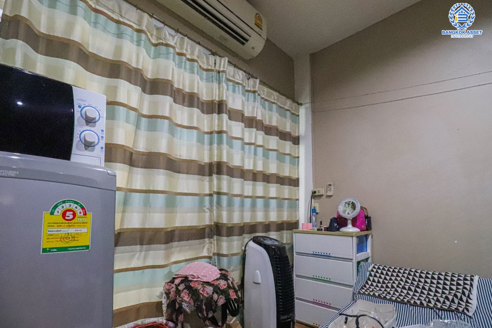 *****ทาวน์เฮ้าส์มือสอง ซอยลาดพร้าว122 เนื้อที่ 45 ตร.ว. ฟังก์ชัน 4 ห้องนอน 4 ห้องน้ำ 4 ที่จอดรถ บ้านสภาพดีเยี่ยม ทำเลดีเหมาะกับการทำธุรกิจ เดินทางสะดวกสบาย เชื่อมต่อถนนลาดพร้าว ถนนเลียบทางด่วนรามอินทรา ถนนรามคำแหง ใกล้รถไฟฟ้าสายสีเหลือง "สถานีมหาดไทย" และจุดขึ้นทางด่วน "ฉลองรัช"