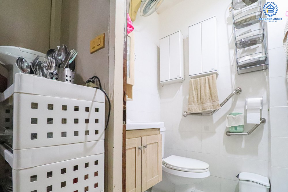 *****ทาวน์เฮ้าส์มือสอง ซอยลาดพร้าว122 เนื้อที่ 45 ตร.ว. ฟังก์ชัน 4 ห้องนอน 4 ห้องน้ำ 4 ที่จอดรถ บ้านสภาพดีเยี่ยม ทำเลดีเหมาะกับการทำธุรกิจ เดินทางสะดวกสบาย เชื่อมต่อถนนลาดพร้าว ถนนเลียบทางด่วนรามอินทรา ถนนรามคำแหง ใกล้รถไฟฟ้าสายสีเหลือง "สถานีมหาดไทย" และจุดขึ้นทางด่วน "ฉลองรัช"