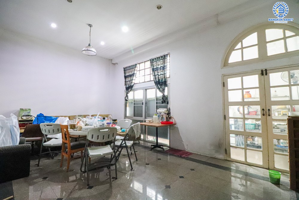 *****ทาวน์เฮ้าส์มือสอง ซอยลาดพร้าว122 เนื้อที่ 45 ตร.ว. ฟังก์ชัน 4 ห้องนอน 4 ห้องน้ำ 4 ที่จอดรถ บ้านสภาพดีเยี่ยม ทำเลดีเหมาะกับการทำธุรกิจ เดินทางสะดวกสบาย เชื่อมต่อถนนลาดพร้าว ถนนเลียบทางด่วนรามอินทรา ถนนรามคำแหง ใกล้รถไฟฟ้าสายสีเหลือง "สถานีมหาดไทย" และจุดขึ้นทางด่วน "ฉลองรัช"