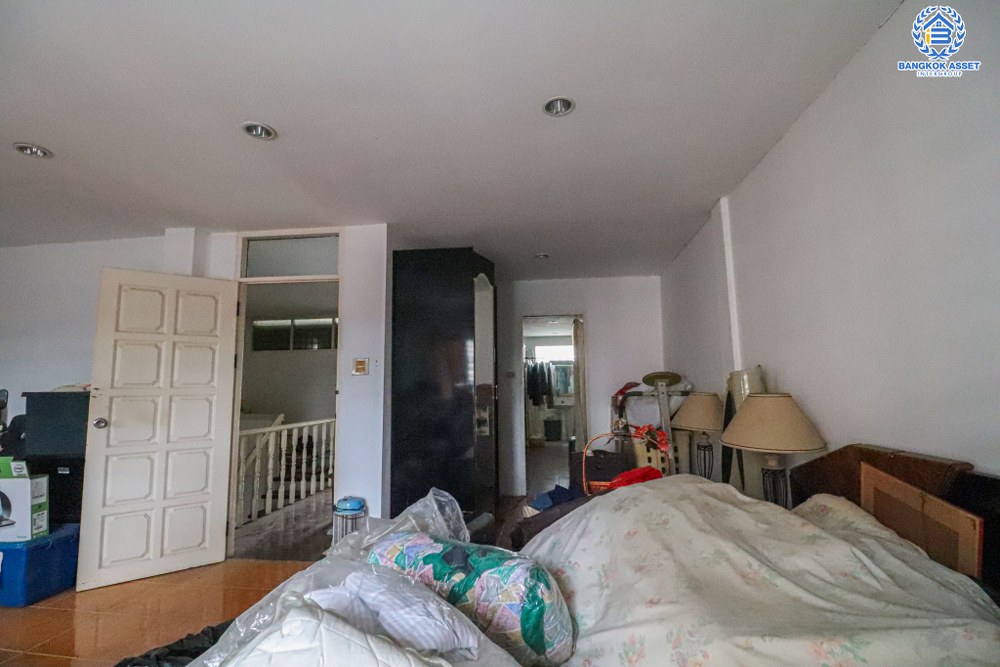 *****ทาวน์เฮ้าส์มือสอง ซอยลาดพร้าว122 เนื้อที่ 45 ตร.ว. ฟังก์ชัน 4 ห้องนอน 4 ห้องน้ำ 4 ที่จอดรถ บ้านสภาพดีเยี่ยม ทำเลดีเหมาะกับการทำธุรกิจ เดินทางสะดวกสบาย เชื่อมต่อถนนลาดพร้าว ถนนเลียบทางด่วนรามอินทรา ถนนรามคำแหง ใกล้รถไฟฟ้าสายสีเหลือง "สถานีมหาดไทย" และจุดขึ้นทางด่วน "ฉลองรัช"