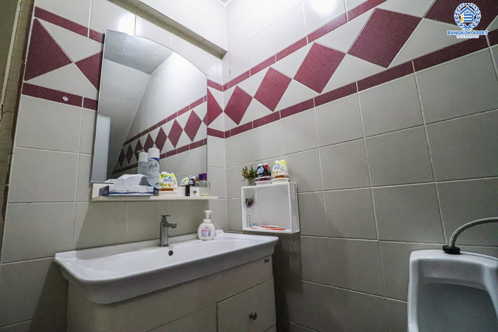 *****ทาวน์เฮ้าส์มือสอง ซอยลาดพร้าว122 เนื้อที่ 45 ตร.ว. ฟังก์ชัน 4 ห้องนอน 4 ห้องน้ำ 4 ที่จอดรถ บ้านสภาพดีเยี่ยม ทำเลดีเหมาะกับการทำธุรกิจ เดินทางสะดวกสบาย เชื่อมต่อถนนลาดพร้าว ถนนเลียบทางด่วนรามอินทรา ถนนรามคำแหง ใกล้รถไฟฟ้าสายสีเหลือง "สถานีมหาดไทย" และจุดขึ้นทางด่วน "ฉลองรัช"