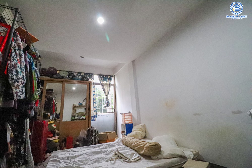 *****ทาวน์เฮ้าส์มือสอง ซอยลาดพร้าว122 เนื้อที่ 45 ตร.ว. ฟังก์ชัน 4 ห้องนอน 4 ห้องน้ำ 4 ที่จอดรถ บ้านสภาพดีเยี่ยม ทำเลดีเหมาะกับการทำธุรกิจ เดินทางสะดวกสบาย เชื่อมต่อถนนลาดพร้าว ถนนเลียบทางด่วนรามอินทรา ถนนรามคำแหง ใกล้รถไฟฟ้าสายสีเหลือง "สถานีมหาดไทย" และจุดขึ้นทางด่วน "ฉลองรัช"