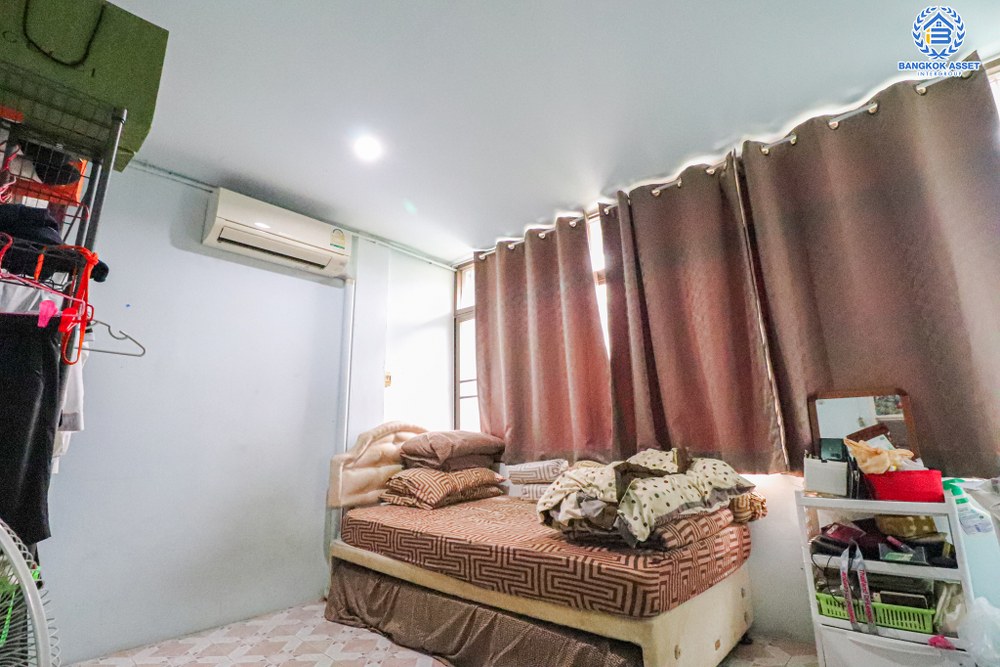 *****ทาวน์เฮ้าส์มือสอง ซอยลาดพร้าว122 เนื้อที่ 45 ตร.ว. ฟังก์ชัน 4 ห้องนอน 4 ห้องน้ำ 4 ที่จอดรถ บ้านสภาพดีเยี่ยม ทำเลดีเหมาะกับการทำธุรกิจ เดินทางสะดวกสบาย เชื่อมต่อถนนลาดพร้าว ถนนเลียบทางด่วนรามอินทรา ถนนรามคำแหง ใกล้รถไฟฟ้าสายสีเหลือง "สถานีมหาดไทย" และจุดขึ้นทางด่วน "ฉลองรัช"