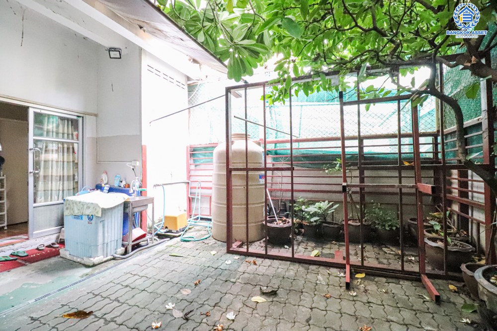 *****ทาวน์เฮ้าส์มือสอง ซอยลาดพร้าว122 เนื้อที่ 45 ตร.ว. ฟังก์ชัน 4 ห้องนอน 4 ห้องน้ำ 4 ที่จอดรถ บ้านสภาพดีเยี่ยม ทำเลดีเหมาะกับการทำธุรกิจ เดินทางสะดวกสบาย เชื่อมต่อถนนลาดพร้าว ถนนเลียบทางด่วนรามอินทรา ถนนรามคำแหง ใกล้รถไฟฟ้าสายสีเหลือง "สถานีมหาดไทย" และจุดขึ้นทางด่วน "ฉลองรัช"