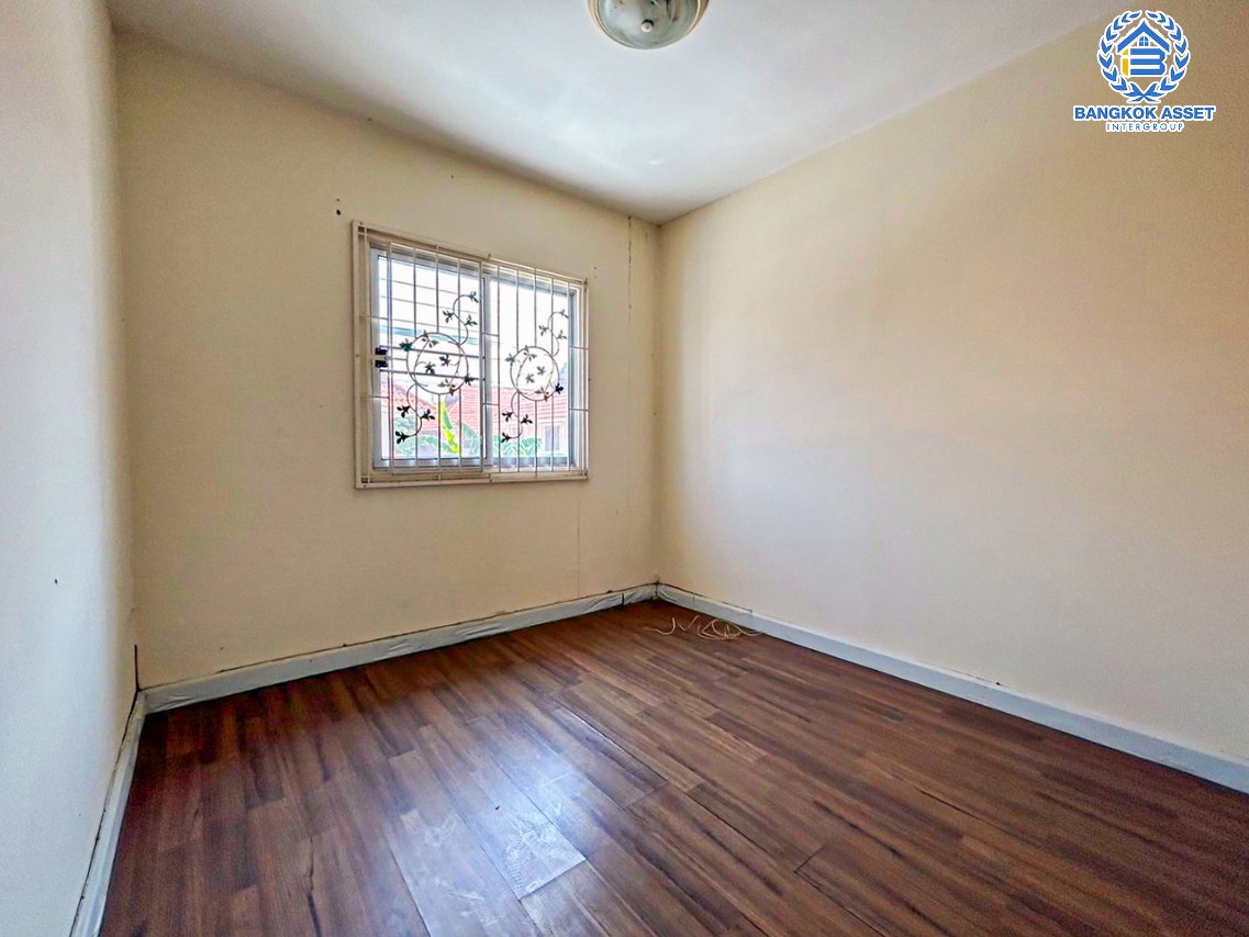 *****ทาวน์เฮ้าส์มือสองนนทบุรี โครงการ พฤกษา33 กาญจนาภิเษก เนื้อที่ 18 ตร.ว. ฟังก์ชัน 3 ห้องนอน 2 ห้องน้ำ 1 ที่จอดรถ บนทำเลแห่งการเดินทาง เชื่อมต่อถนนกาญจนาภิเษก, ถนนบ้านกล้วย-ไทรน้อย, ถนนรัตนาธิเบศร์ ใกล้รถไฟฟ้าสายสีม่วง "สถานีสถานีคลองบางไผ่" และจุดขึ้นทางด่วน "ศรีรัช"