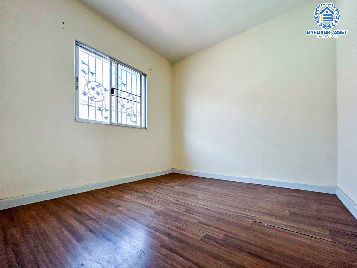 *****ทาวน์เฮ้าส์มือสองนนทบุรี โครงการ พฤกษา33 กาญจนาภิเษก เนื้อที่ 18 ตร.ว. ฟังก์ชัน 3 ห้องนอน 2 ห้องน้ำ 1 ที่จอดรถ บนทำเลแห่งการเดินทาง เชื่อมต่อถนนกาญจนาภิเษก, ถนนบ้านกล้วย-ไทรน้อย, ถนนรัตนาธิเบศร์ ใกล้รถไฟฟ้าสายสีม่วง "สถานีสถานีคลองบางไผ่" และจุดขึ้นทางด่วน "ศรีรัช"