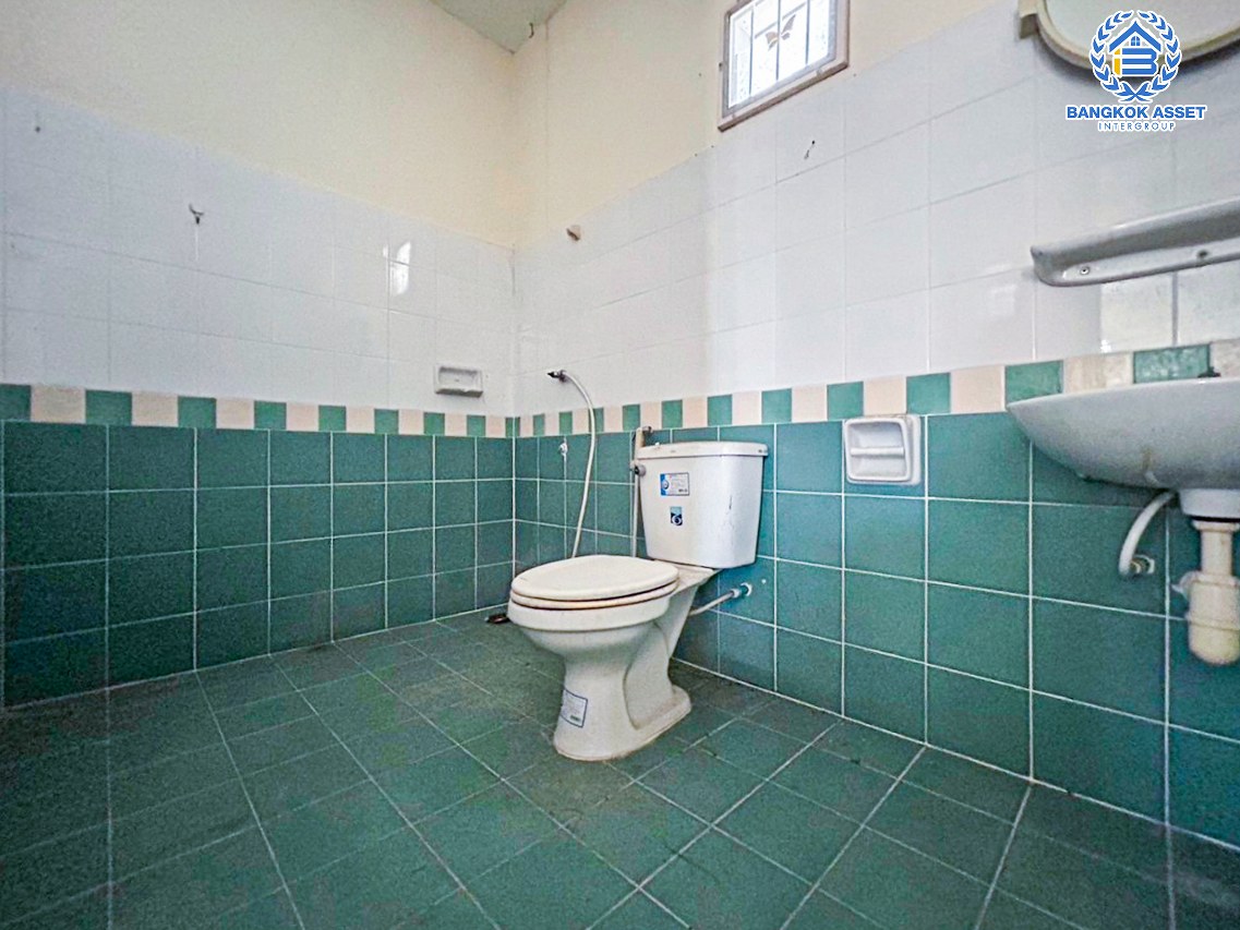 *****ทาวน์เฮ้าส์มือสองนนทบุรี โครงการ พฤกษา33 กาญจนาภิเษก เนื้อที่ 18 ตร.ว. ฟังก์ชัน 3 ห้องนอน 2 ห้องน้ำ 1 ที่จอดรถ บนทำเลแห่งการเดินทาง เชื่อมต่อถนนกาญจนาภิเษก, ถนนบ้านกล้วย-ไทรน้อย, ถนนรัตนาธิเบศร์ ใกล้รถไฟฟ้าสายสีม่วง "สถานีสถานีคลองบางไผ่" และจุดขึ้นทางด่วน "ศรีรัช"