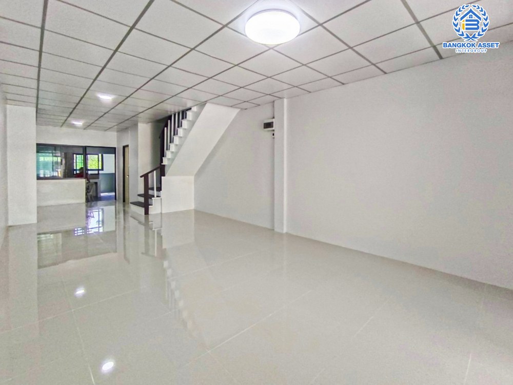 *****ทาวน์เฮ้าส์มือสอง โครงการ ร่มรื่นวิลล์ ราชพฤกษ์-สวนผัก เนื้อที่กว้าง 20.10 ตร.ว. ฟังก์ชัน 2 ห้องนอน 2 ห้องน้ำ 1 ที่จอดรถ บ้านตกแต่งใหม่ สภาพดีมากพร้อมเข้าอยู่ บนทำเลเดินทางสะดวกสบาย เชื่อมต่อถนนนครอินทร์ ถนนกาญจนาภิเษก ถนนราชพฤกษ์ ใกล้จุดขึ้นทางด่วน "ศรีรัช-วงแหวนรอบนอก"