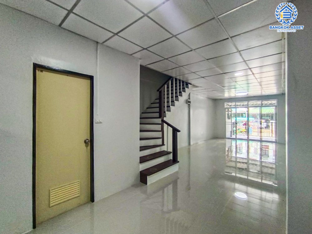 *****ทาวน์เฮ้าส์มือสอง โครงการ ร่มรื่นวิลล์ ราชพฤกษ์-สวนผัก เนื้อที่กว้าง 20.10 ตร.ว. ฟังก์ชัน 2 ห้องนอน 2 ห้องน้ำ 1 ที่จอดรถ บ้านตกแต่งใหม่ สภาพดีมากพร้อมเข้าอยู่ บนทำเลเดินทางสะดวกสบาย เชื่อมต่อถนนนครอินทร์ ถนนกาญจนาภิเษก ถนนราชพฤกษ์ ใกล้จุดขึ้นทางด่วน "ศรีรัช-วงแหวนรอบนอก"