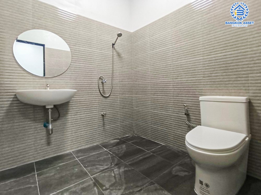 *****ทาวน์เฮ้าส์มือสอง โครงการ ร่มรื่นวิลล์ ราชพฤกษ์-สวนผัก เนื้อที่กว้าง 20.10 ตร.ว. ฟังก์ชัน 2 ห้องนอน 2 ห้องน้ำ 1 ที่จอดรถ บ้านตกแต่งใหม่ สภาพดีมากพร้อมเข้าอยู่ บนทำเลเดินทางสะดวกสบาย เชื่อมต่อถนนนครอินทร์ ถนนกาญจนาภิเษก ถนนราชพฤกษ์ ใกล้จุดขึ้นทางด่วน "ศรีรัช-วงแหวนรอบนอก"