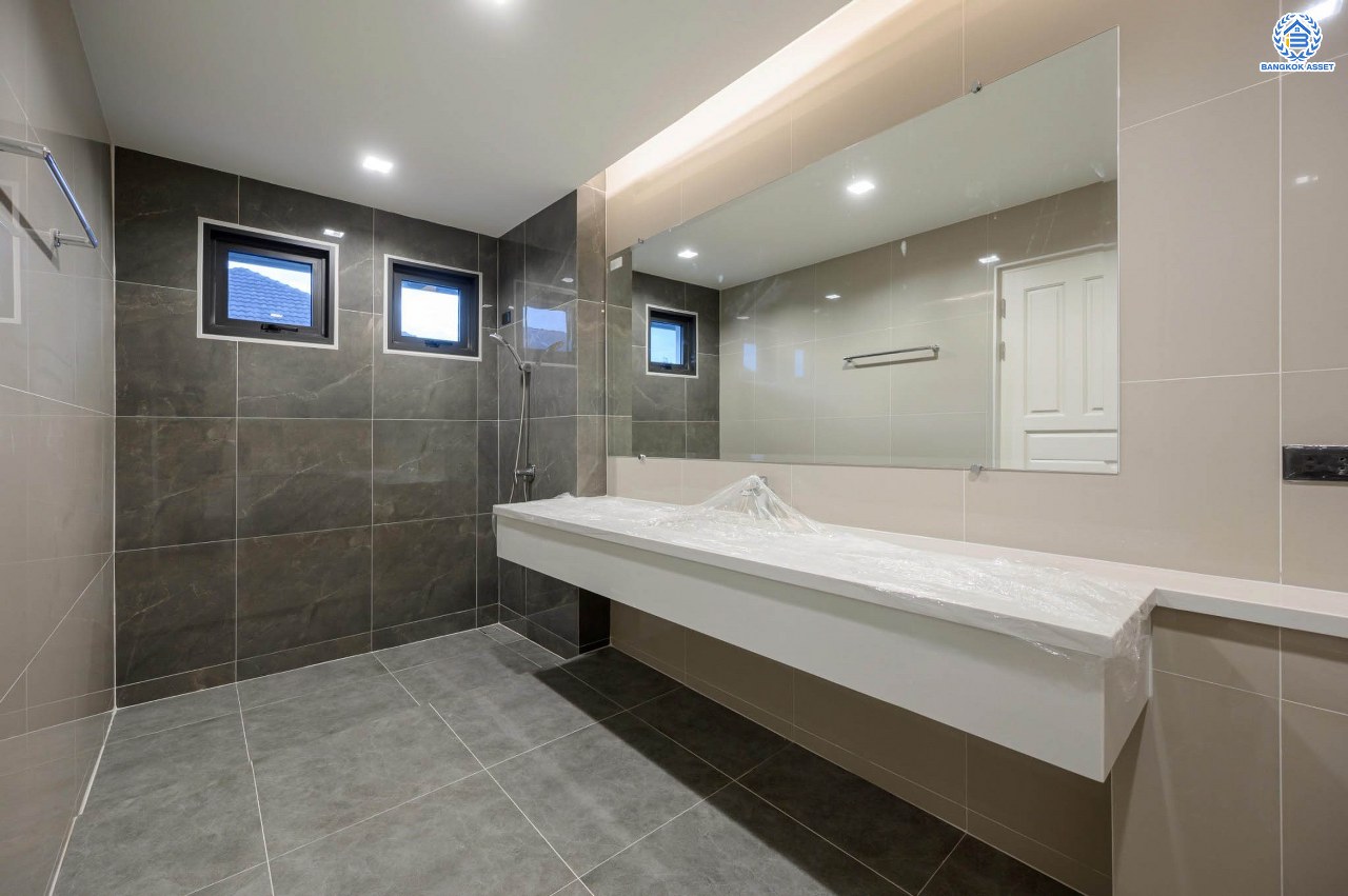 บ้านเดี่ยวฟิลคฤหาสน์มือสองตกแต่งใหม่ แบรนด์ LH ดีไซน์สุดหรูหรา โครงการ ลดาวัลย์ ปิ่นเกล้า เนื้อที่ 214 ตร.ว. บนพื้นที่ใช้สอยถึง 553.48 ตร.ม. ฟังก์ชันจัดเต็ม 4 ห้องนอน 5 ห้องน้ำ 1 ห้องอเนกประสงค์ 1 ห้องแม่บ้าน จอดรถได้ถึง 2 คัน ทำเลติดถนนบรมราชชนนี เชื่อมต่อหลายเส้นทาง ใกล้มหาวิทยาลัยมหิดล และเซ็นทรัลศาลายา