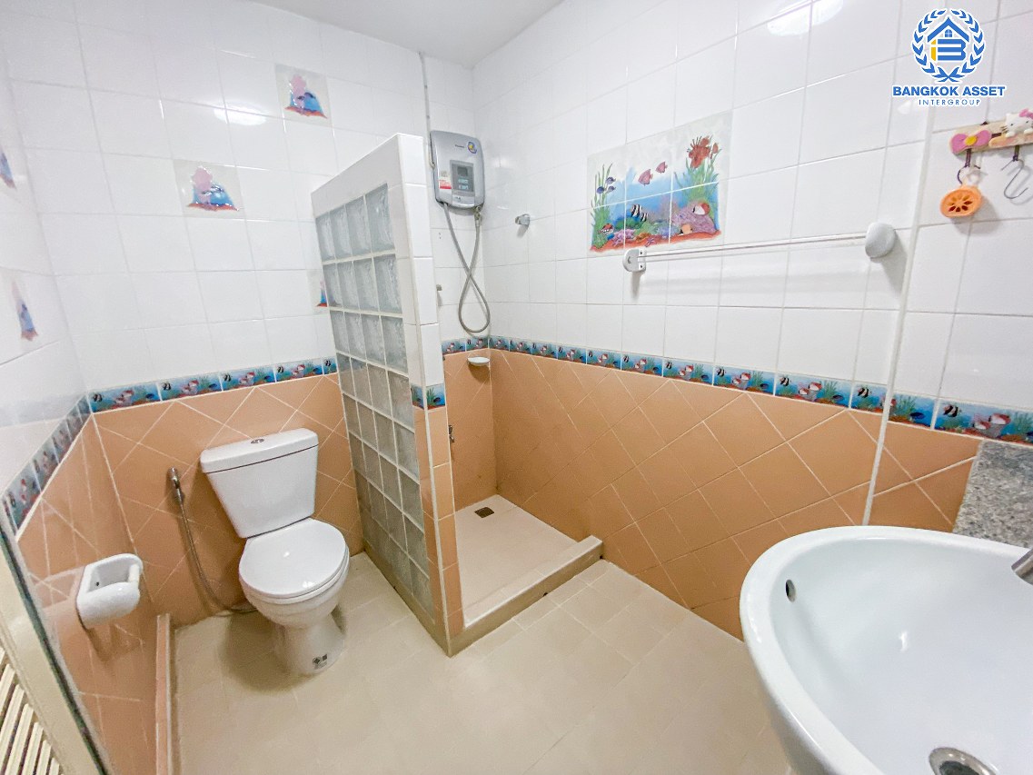 *****ทาวน์เฮ้าส์มือสองนนทบุรี โครงการ เปี่ยมสุข รัตนาธิเบศร์34 เนื้อที่กว้าง 21 ตร.ว. ฟังก์ชัน 3 ห้องนอน 2 ห้องน้ำ 1 ที่จอดรถ บ้านสวยพร้อมอยู่ ทาสีใหม่ทั้งหลัง บนทำเลเดินทางสะดวก ใกล้ทางด่วน "งามวงศ์วาน" ติดรถไฟฟ้าสายสีม่วง "สถานีสะพานพระนั่งเกล้า" เพียง 5 นาทีก็ถึง!