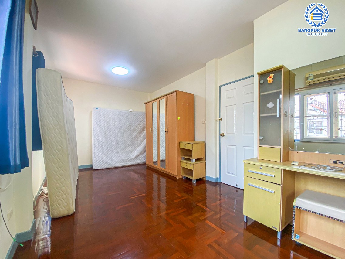 *****ทาวน์เฮ้าส์มือสองนนทบุรี โครงการ เปี่ยมสุข รัตนาธิเบศร์34 เนื้อที่กว้าง 21 ตร.ว. ฟังก์ชัน 3 ห้องนอน 2 ห้องน้ำ 1 ที่จอดรถ บ้านสวยพร้อมอยู่ ทาสีใหม่ทั้งหลัง บนทำเลเดินทางสะดวก ใกล้ทางด่วน "งามวงศ์วาน" ติดรถไฟฟ้าสายสีม่วง "สถานีสะพานพระนั่งเกล้า" เพียง 5 นาทีก็ถึง!