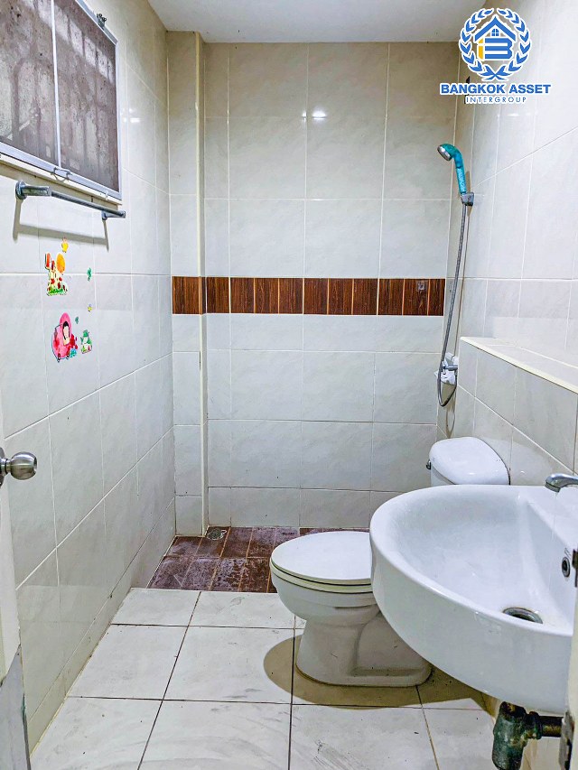 *****บ้านแฝดมือสองนครปฐม โครงการ พรทวี วิวสวน บรมราชชนนี หลังมุม! เนื้อที่กว้างมากถึง 54.1 ตร.ว. ฟังก์ชัน 3 ห้องนอน 2 ห้องน้ำ 1 ที่จอดรถ แถมฟรี! 1 เครื่องปรับอากาศ บนทำเลเดินทางสะดวก เชื่อมต่อถนนบรมราชชนนี, ถนนพุทธมณฑลสาย 4 และสาย 5 ใกล้มหาวิทยาลัยมหิดล ในราคาสุดคุ้ม!