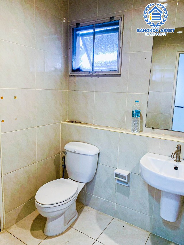 *****บ้านแฝดมือสองนครปฐม โครงการ พรทวี วิวสวน บรมราชชนนี หลังมุม! เนื้อที่กว้างมากถึง 54.1 ตร.ว. ฟังก์ชัน 3 ห้องนอน 2 ห้องน้ำ 1 ที่จอดรถ แถมฟรี! 1 เครื่องปรับอากาศ บนทำเลเดินทางสะดวก เชื่อมต่อถนนบรมราชชนนี, ถนนพุทธมณฑลสาย 4 และสาย 5 ใกล้มหาวิทยาลัยมหิดล ในราคาสุดคุ้ม!