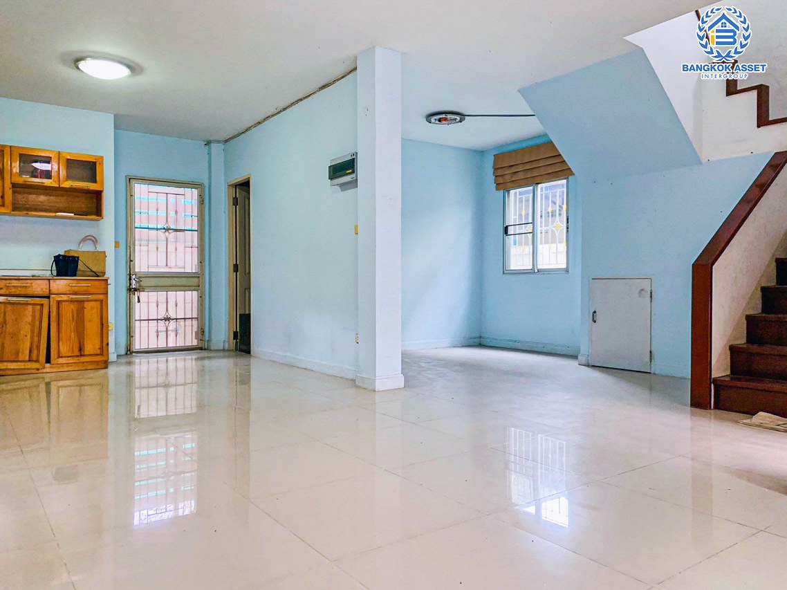 *****บ้านแฝดมือสองนครปฐม โครงการ พรทวี วิวสวน บรมราชชนนี หลังมุม! เนื้อที่กว้างมากถึง 54.1 ตร.ว. ฟังก์ชัน 3 ห้องนอน 2 ห้องน้ำ 1 ที่จอดรถ แถมฟรี! 1 เครื่องปรับอากาศ บนทำเลเดินทางสะดวก เชื่อมต่อถนนบรมราชชนนี, ถนนพุทธมณฑลสาย 4 และสาย 5 ใกล้มหาวิทยาลัยมหิดล ในราคาสุดคุ้ม!