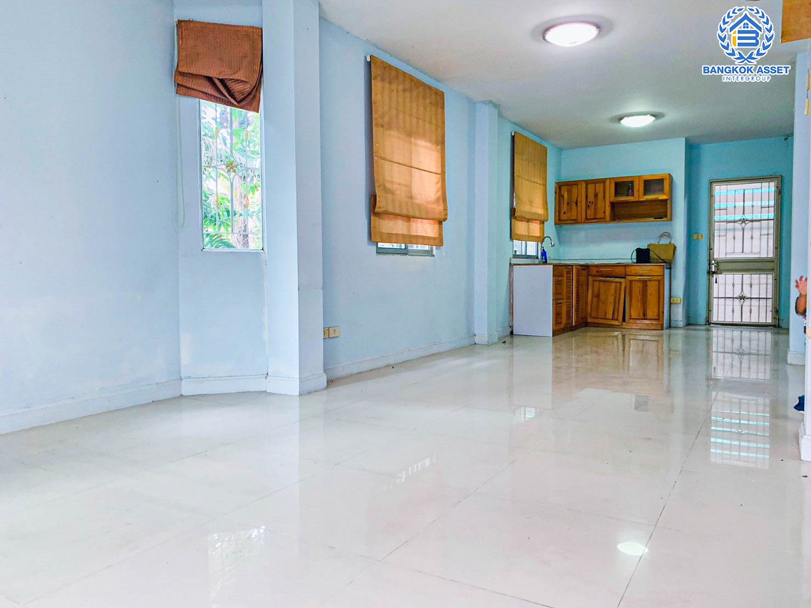 *****บ้านแฝดมือสองนครปฐม โครงการ พรทวี วิวสวน บรมราชชนนี หลังมุม! เนื้อที่กว้างมากถึง 54.1 ตร.ว. ฟังก์ชัน 3 ห้องนอน 2 ห้องน้ำ 1 ที่จอดรถ แถมฟรี! 1 เครื่องปรับอากาศ บนทำเลเดินทางสะดวก เชื่อมต่อถนนบรมราชชนนี, ถนนพุทธมณฑลสาย 4 และสาย 5 ใกล้มหาวิทยาลัยมหิดล ในราคาสุดคุ้ม!