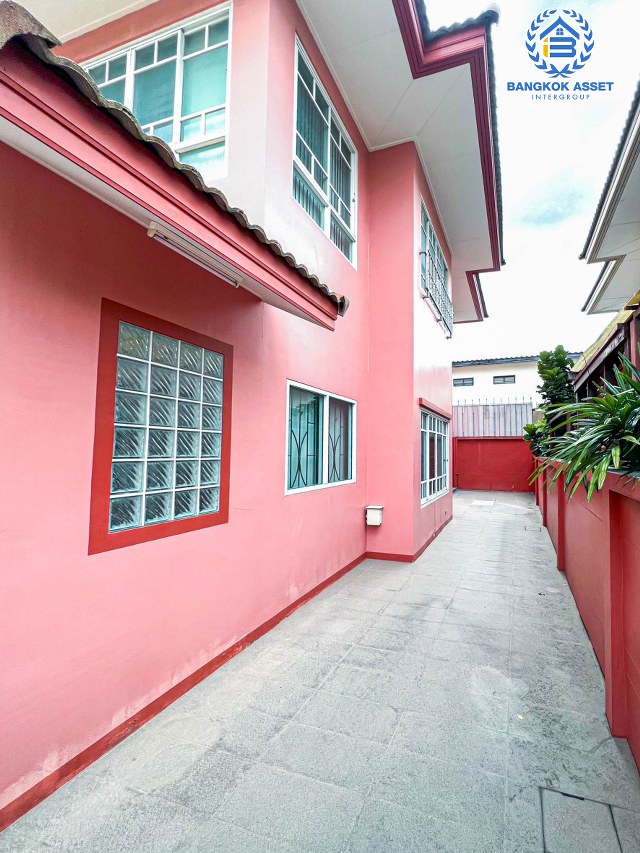 *****บ้านเดี่ยวมือสองนนทบุรี โครงการ ปัญฐิญา บางกรวย-ไทรน้อย เนื้อที่กว้าง 54.3 ตร.ว. ฟังก์ชัน 3 ห้องนอน 3 ห้องน้ำ 2 ที่จอดรถ บ้านต่อเติมเต็ม สภาพดี แถมกว้างขวาง บนทำเลเดินทางสะดวก ใกล้จุดขึ้นทางด่วน "ศรีรัช-วงแหวนรอบนอก" และรถไฟฟ้าสายสีม่วง "สถานีแยกติวานนท์" เพียง 10 นาที จองด่วน!