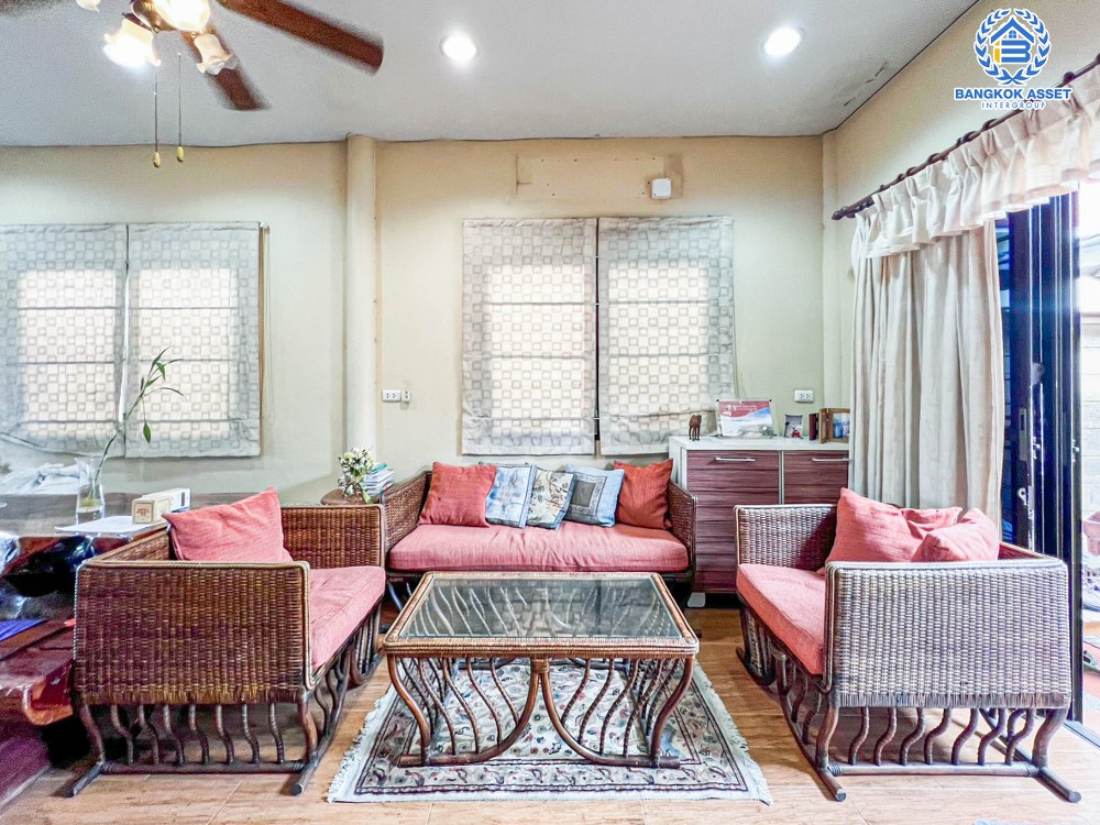 *****บ้านเดี่ยวมือสอง โครงการ ลดาภรณ์ บรมราชชนนี เนื้อที่กว้าง 80 ตร.ว. ฟังก์ชัน 3 ห้องนอน 2 ห้องน้ำ 1 ที่จอดรถ บ้านหลังใหญ่ บนพื้นที่กว้างขวาง บนทำเลเดินทางเข้า-ออกในเมืองสะดวก เชื่อมต่อถนนพุทธมณฑลสาย5 ถนนบรมราชชนนี ใกล้รถไฟฟ้าสายสีน้ำเงิน "สถานีหลักสอง"