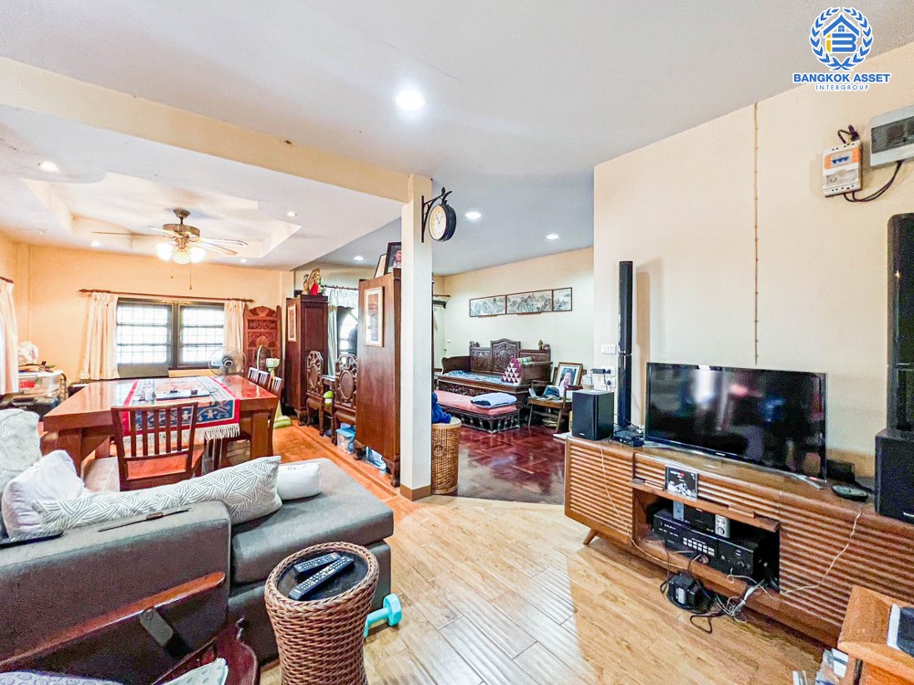 *****บ้านเดี่ยวมือสอง โครงการ ลดาภรณ์ บรมราชชนนี เนื้อที่กว้าง 80 ตร.ว. ฟังก์ชัน 3 ห้องนอน 2 ห้องน้ำ 1 ที่จอดรถ บ้านหลังใหญ่ บนพื้นที่กว้างขวาง บนทำเลเดินทางเข้า-ออกในเมืองสะดวก เชื่อมต่อถนนพุทธมณฑลสาย5 ถนนบรมราชชนนี ใกล้รถไฟฟ้าสายสีน้ำเงิน "สถานีหลักสอง"