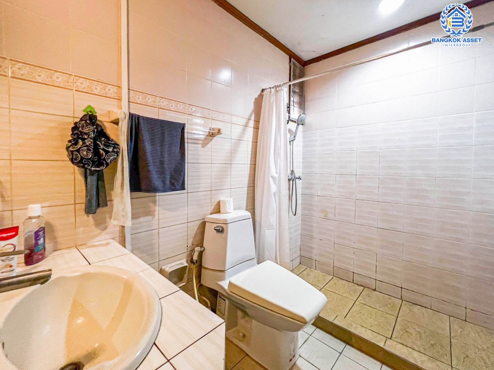 *****บ้านเดี่ยวมือสอง โครงการ ลดาภรณ์ บรมราชชนนี เนื้อที่กว้าง 80 ตร.ว. ฟังก์ชัน 3 ห้องนอน 2 ห้องน้ำ 1 ที่จอดรถ บ้านหลังใหญ่ บนพื้นที่กว้างขวาง บนทำเลเดินทางเข้า-ออกในเมืองสะดวก เชื่อมต่อถนนพุทธมณฑลสาย5 ถนนบรมราชชนนี ใกล้รถไฟฟ้าสายสีน้ำเงิน "สถานีหลักสอง"